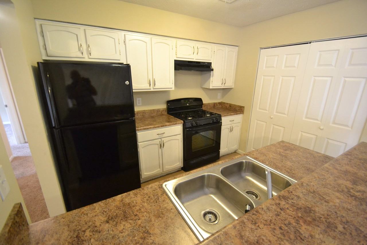 687 Utoy Cir SW - Photo 3 of 10