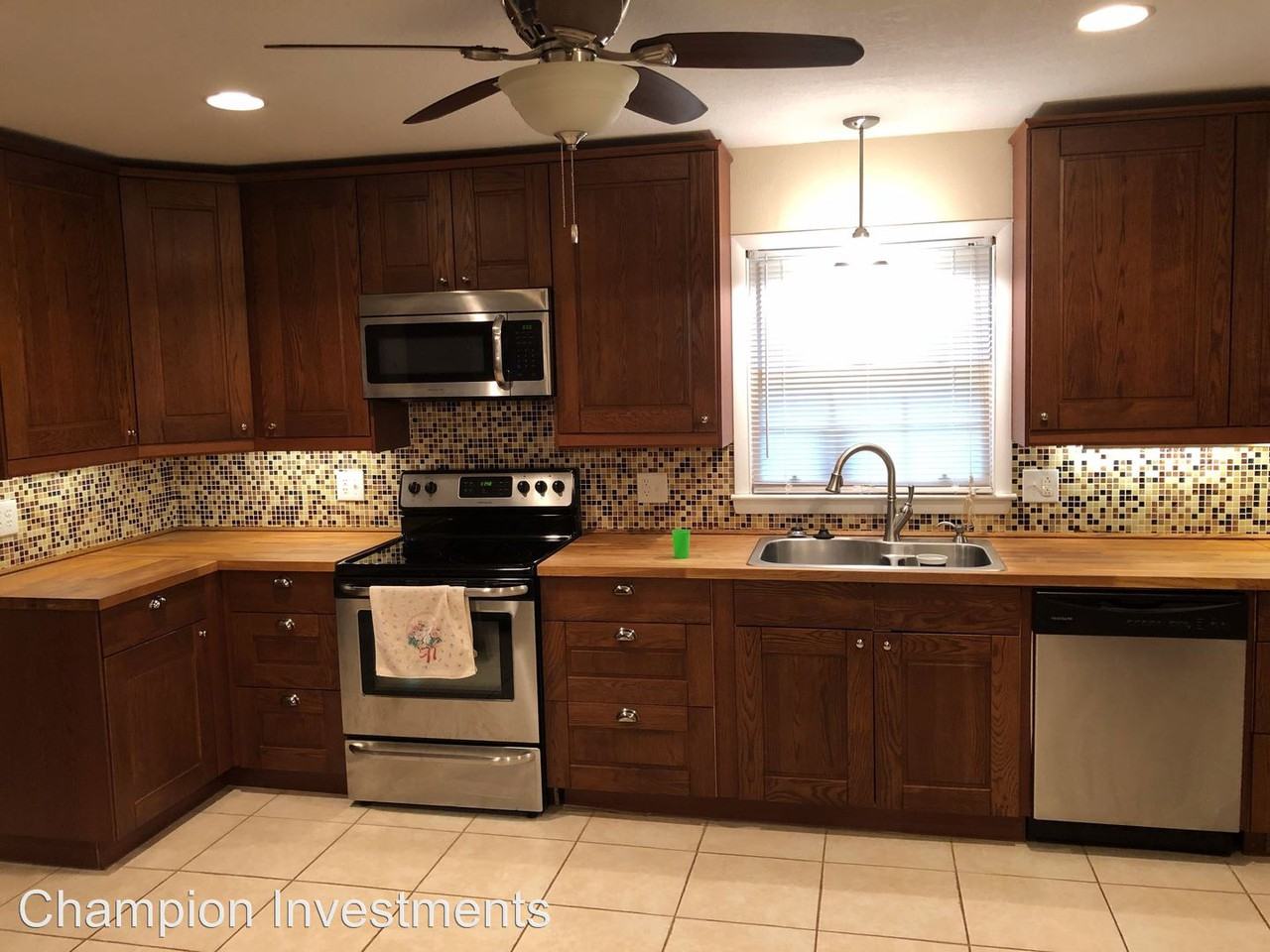 913 Surry Dr - Photo 3 of 15