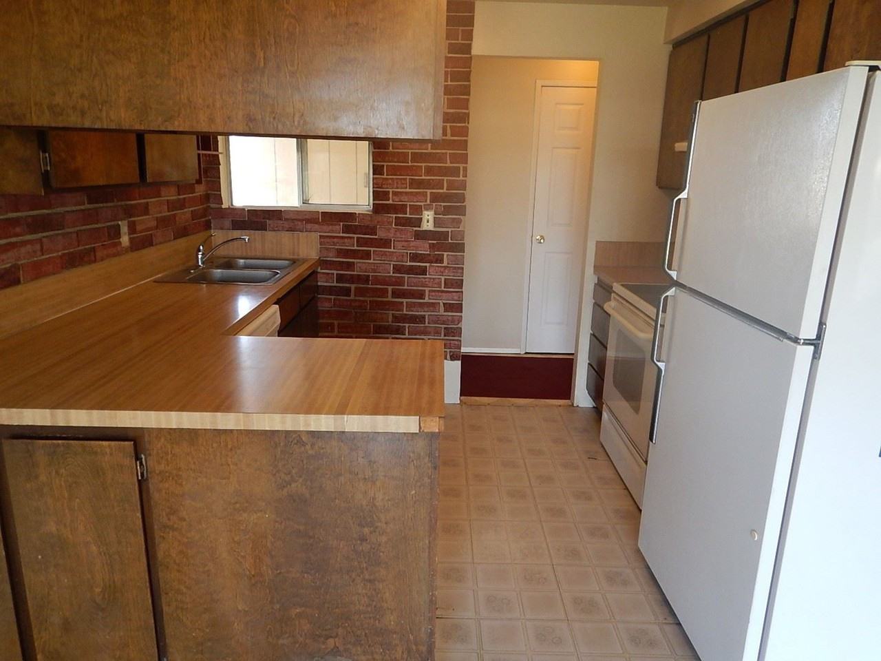 1220 SE 6th St - Photo 2 of 9