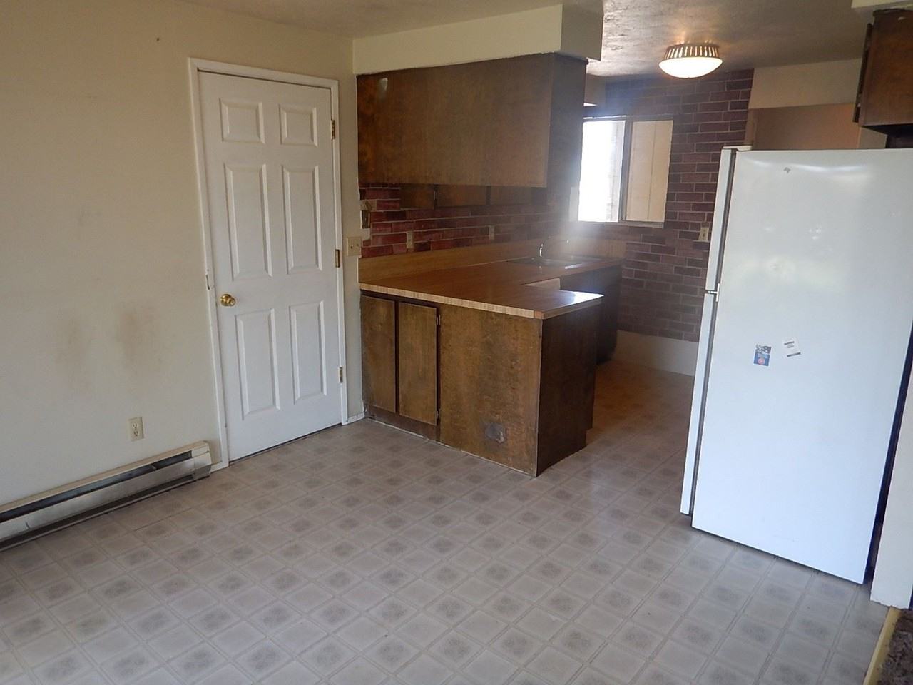1220 SE 6th St - Photo 3 of 9