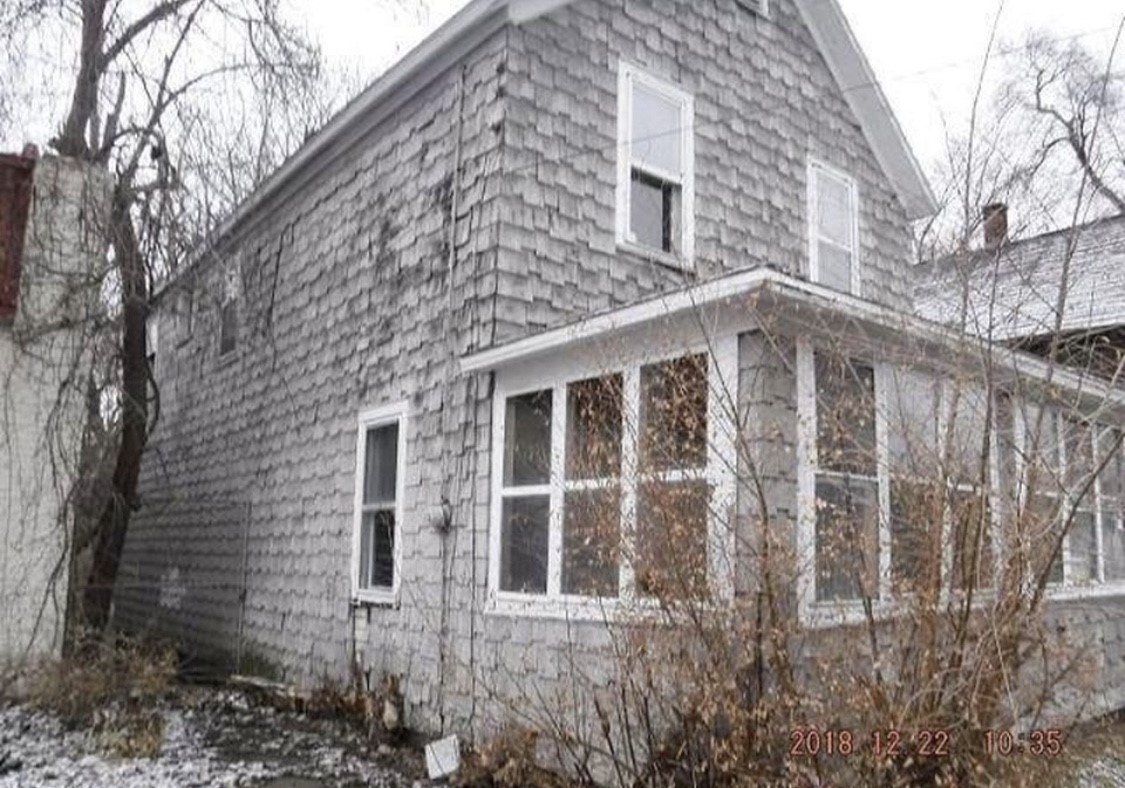 1850 S Burdick St - Photo 2 of 11