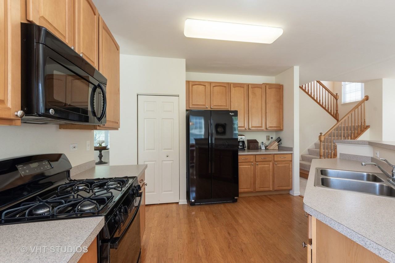 1104 Amelia Ct - Photo 3 of 10