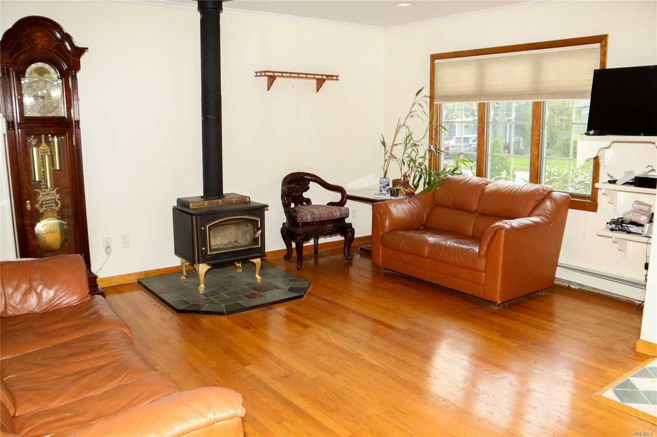 66 Smith St - Photo 3 of 10