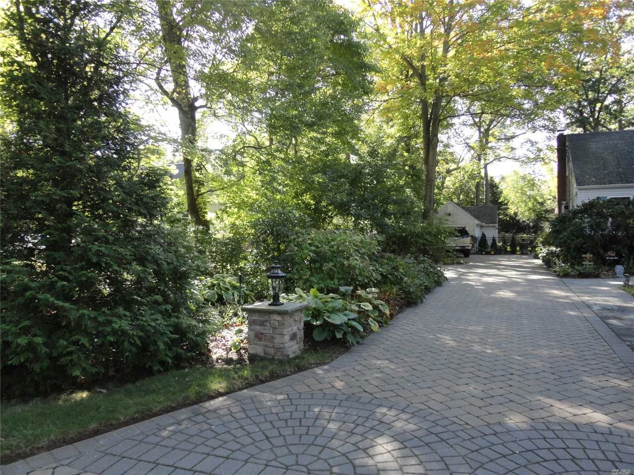 271 Lilac Ln - Photo 2 of 20