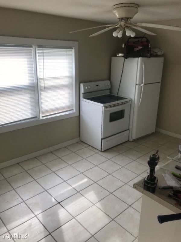 406 S 1st St - Photo 3 of 6