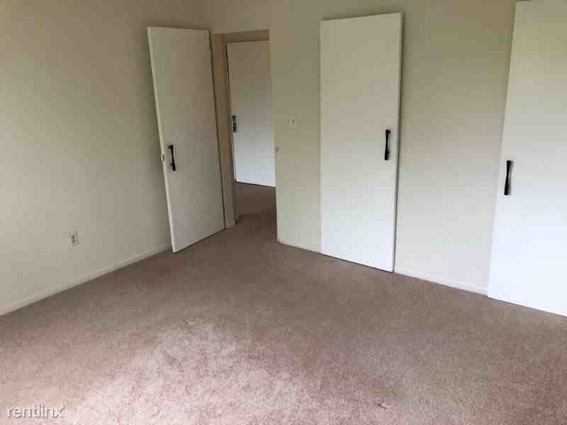 279 Oakville Ave - Photo 3 of 7