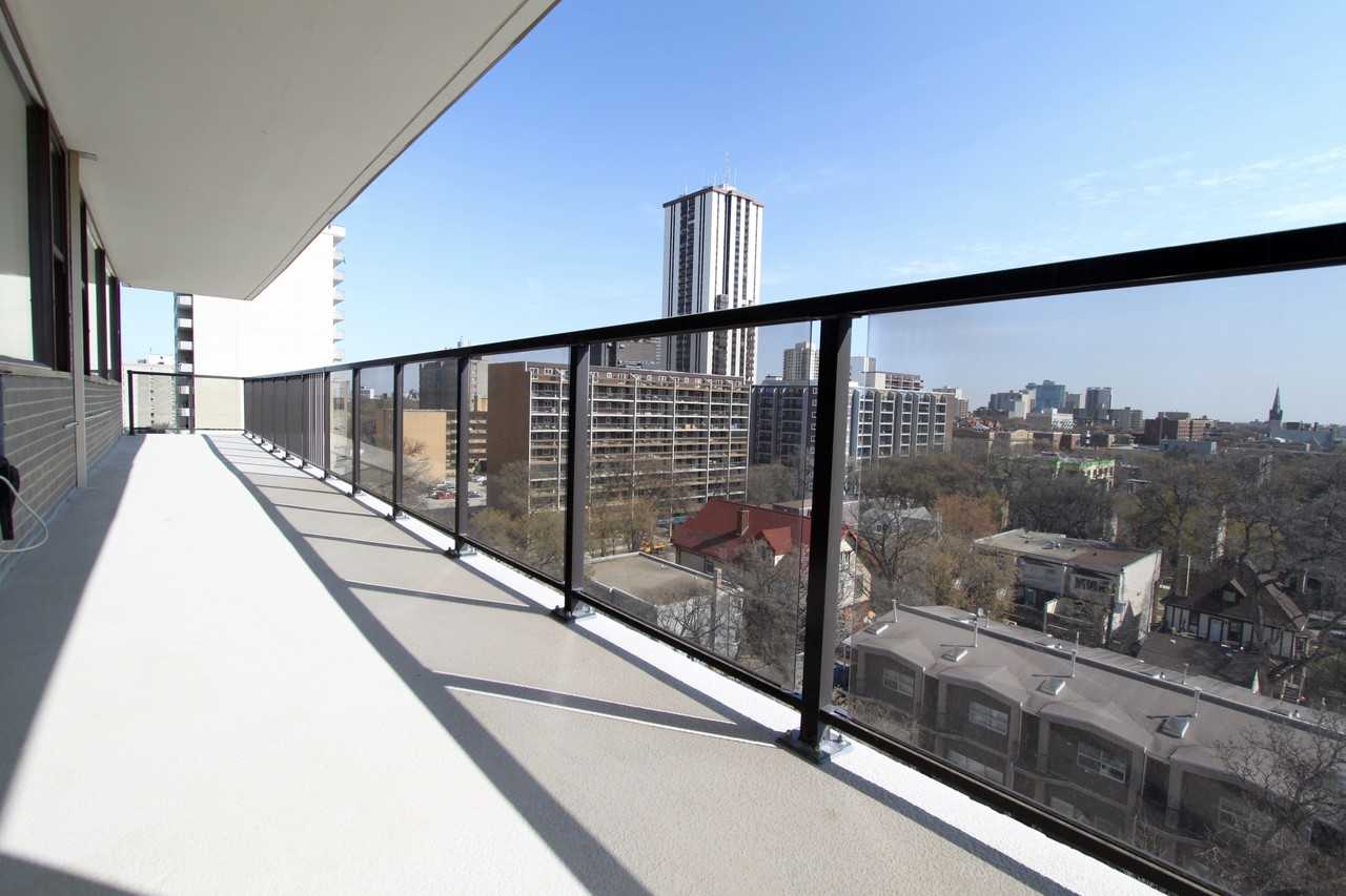 99 Wellington Crescent - Photo 2 of 19