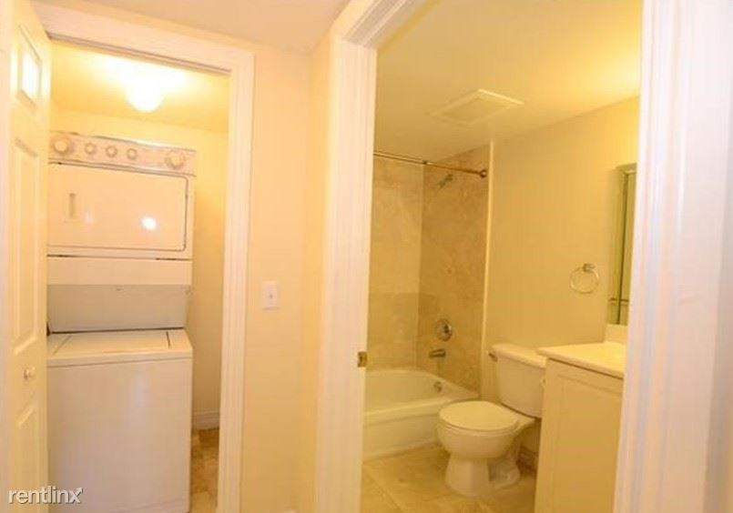 101 Sidonia Ave - Photo 3 of 10