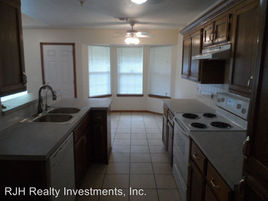 17121 Sally Cir Dr - Photo 2 of 8