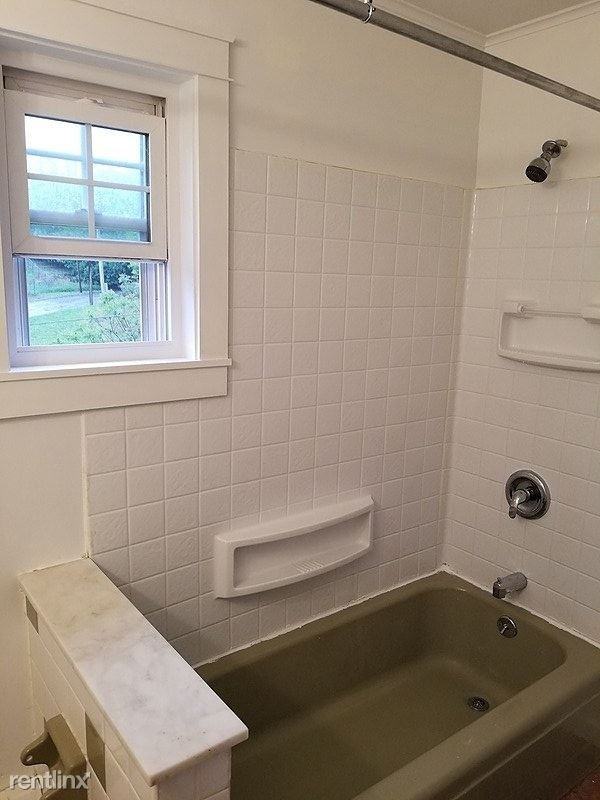 960 Matthew Ave - Photo 2 of 8