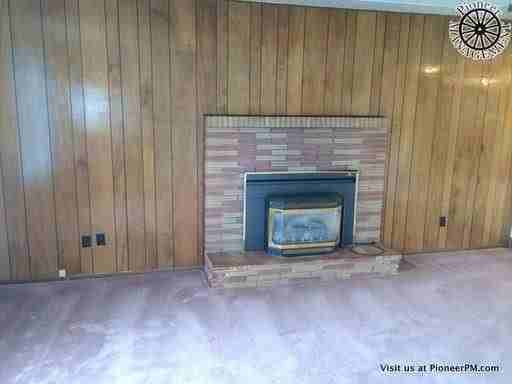 810 E Riverside Dr - Photo 2 of 25