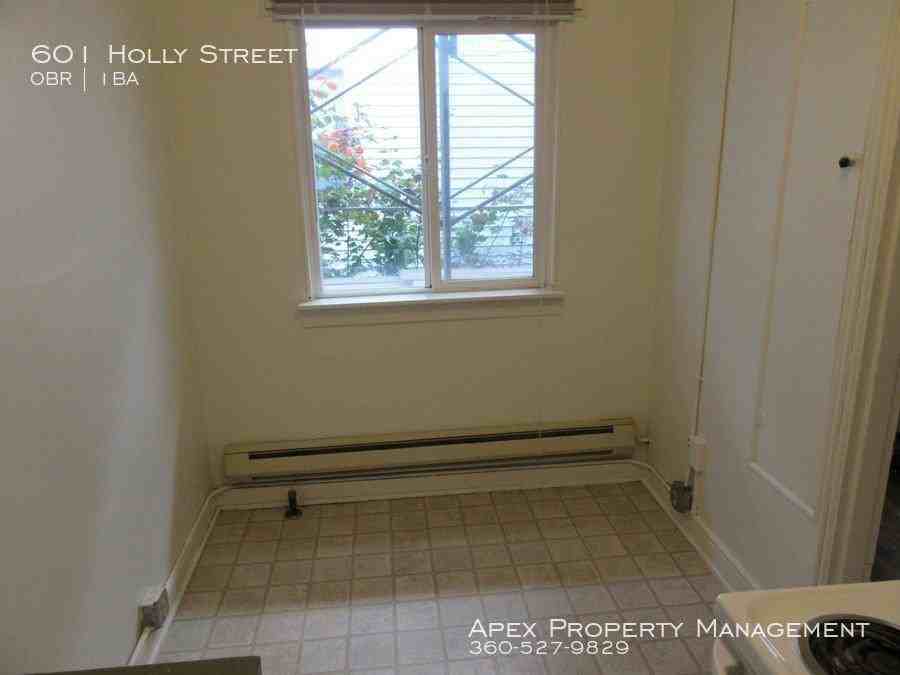 601 W Holly St - Photo 2 of 7
