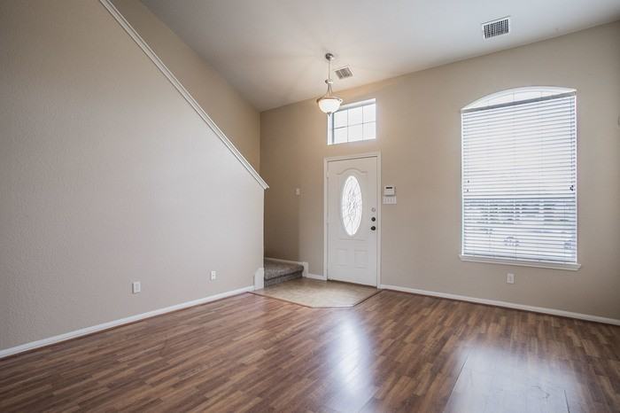 6704 Griffith Loop - Photo 2 of 17