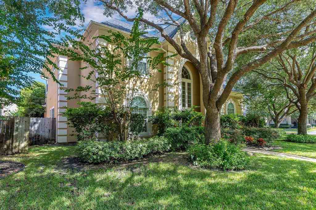 22702 Fossil Creek Cir - Photo 2 of 49