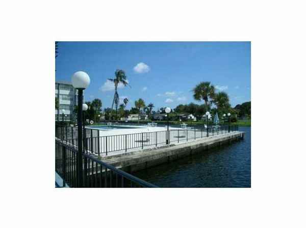 2771 Taft St - Photo 2 of 10