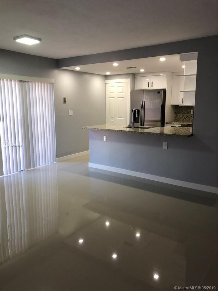 10020 nw 9 st - Photo 2 of 6