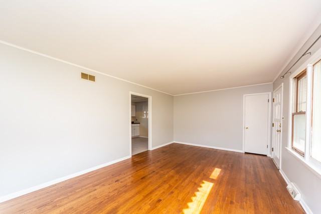 147 Oak Ave - Photo 3 of 15
