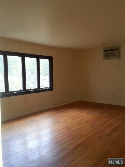 177 Washington St - Photo 3 of 8