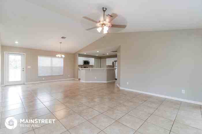 411 NW 13th St - Photo 3 of 16
