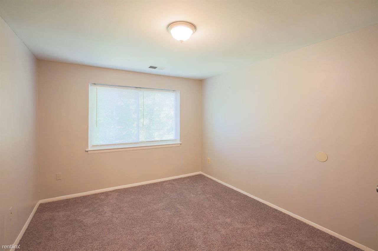 900 Woodson Rd - Photo 2 of 15