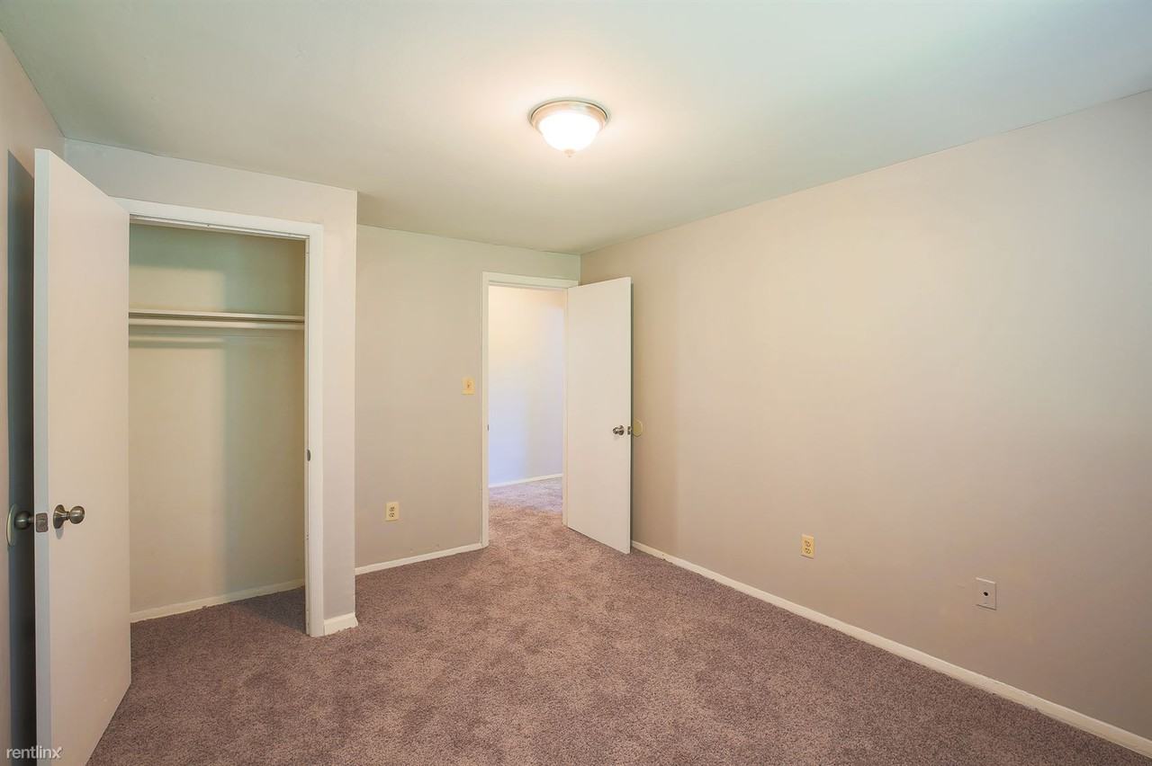900 Woodson Rd - Photo 3 of 15