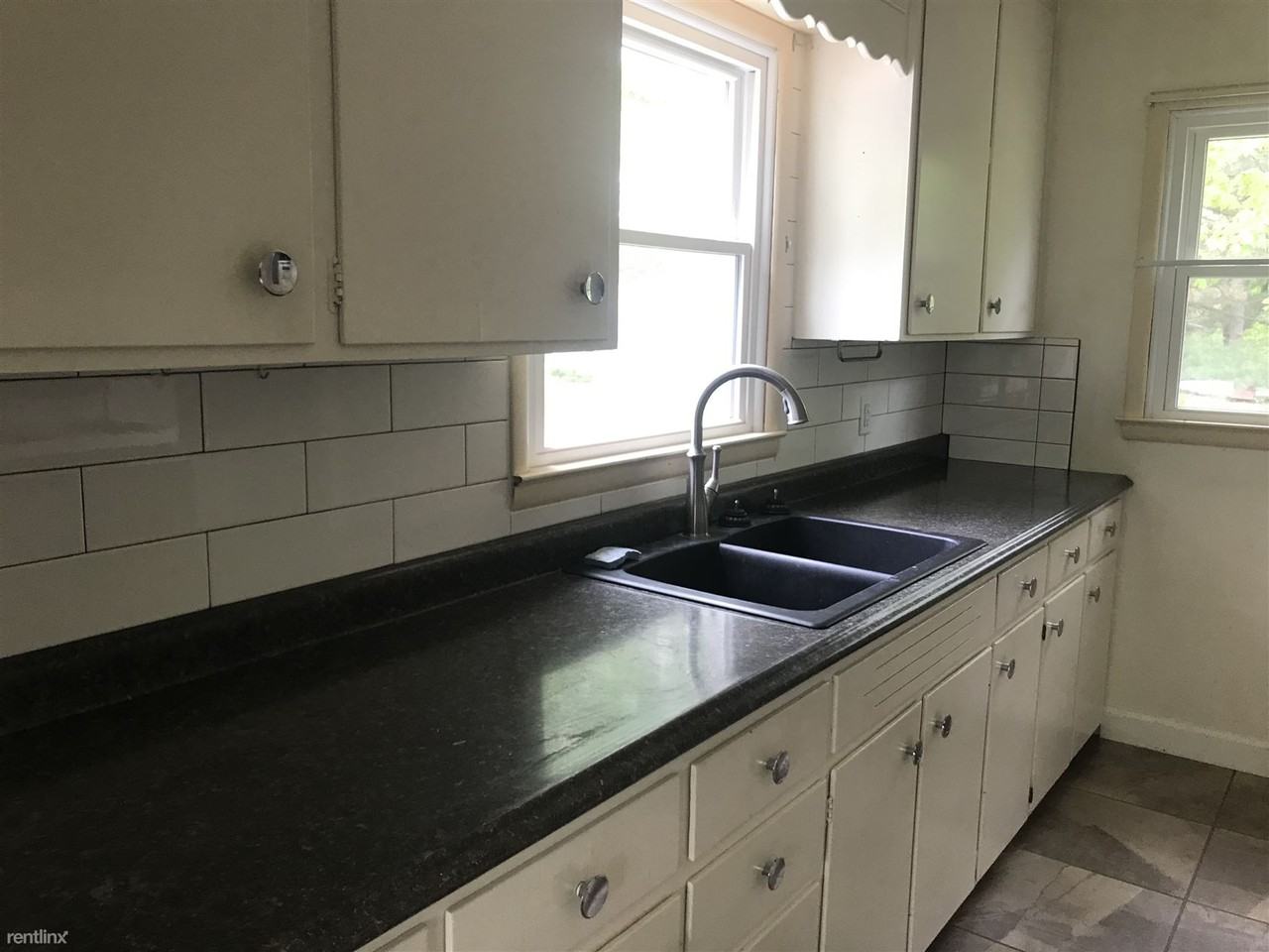 407 Richard St - Photo 3 of 11