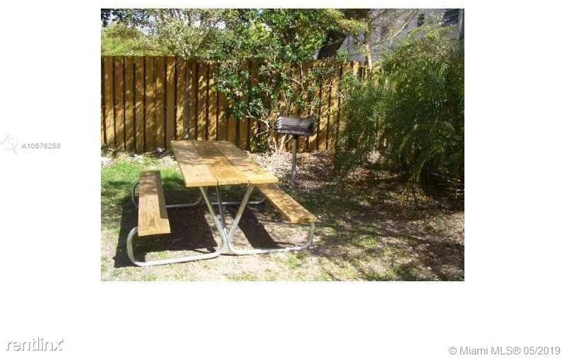 3245 Virginia St - Photo 3 of 9