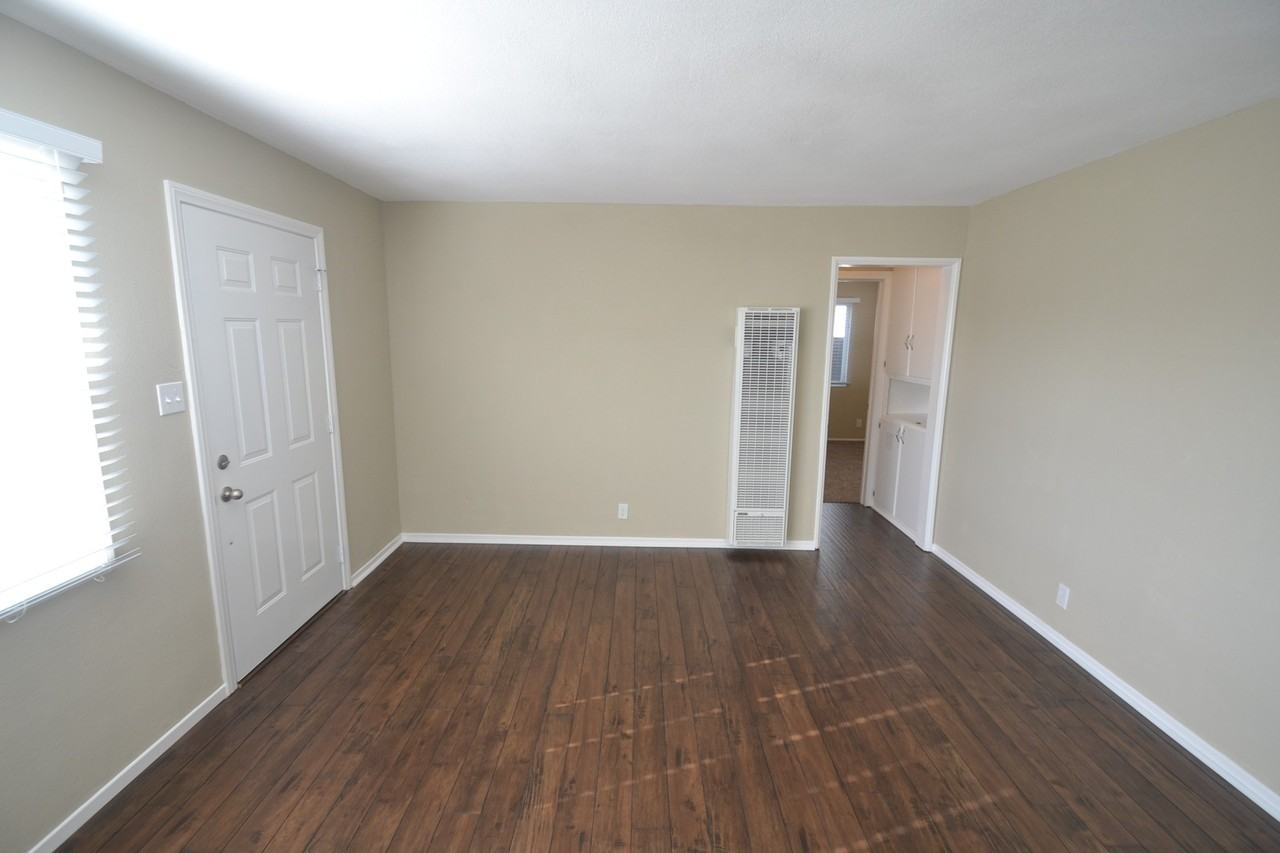 8912 Klinedale Ave - Photo 2 of 8