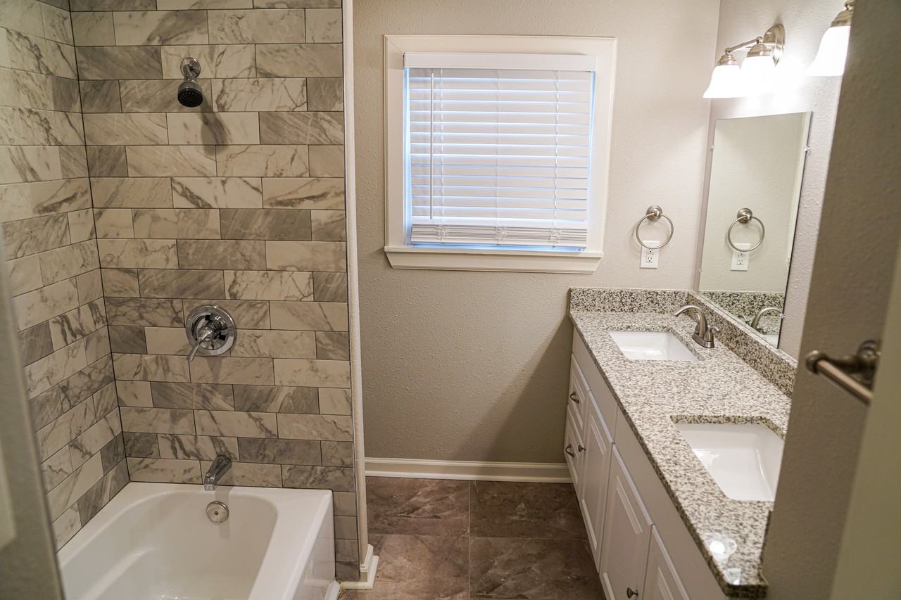 6700 Lavon Dr - Photo 2 of 9