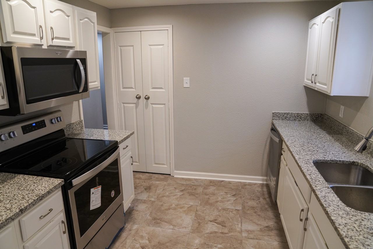 6700 Lavon Dr - Photo 3 of 9