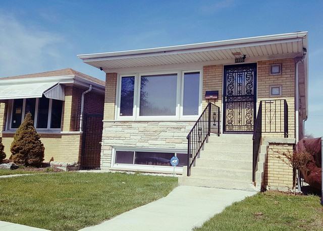 4800 W Ainslie St - Photo 2 of 7