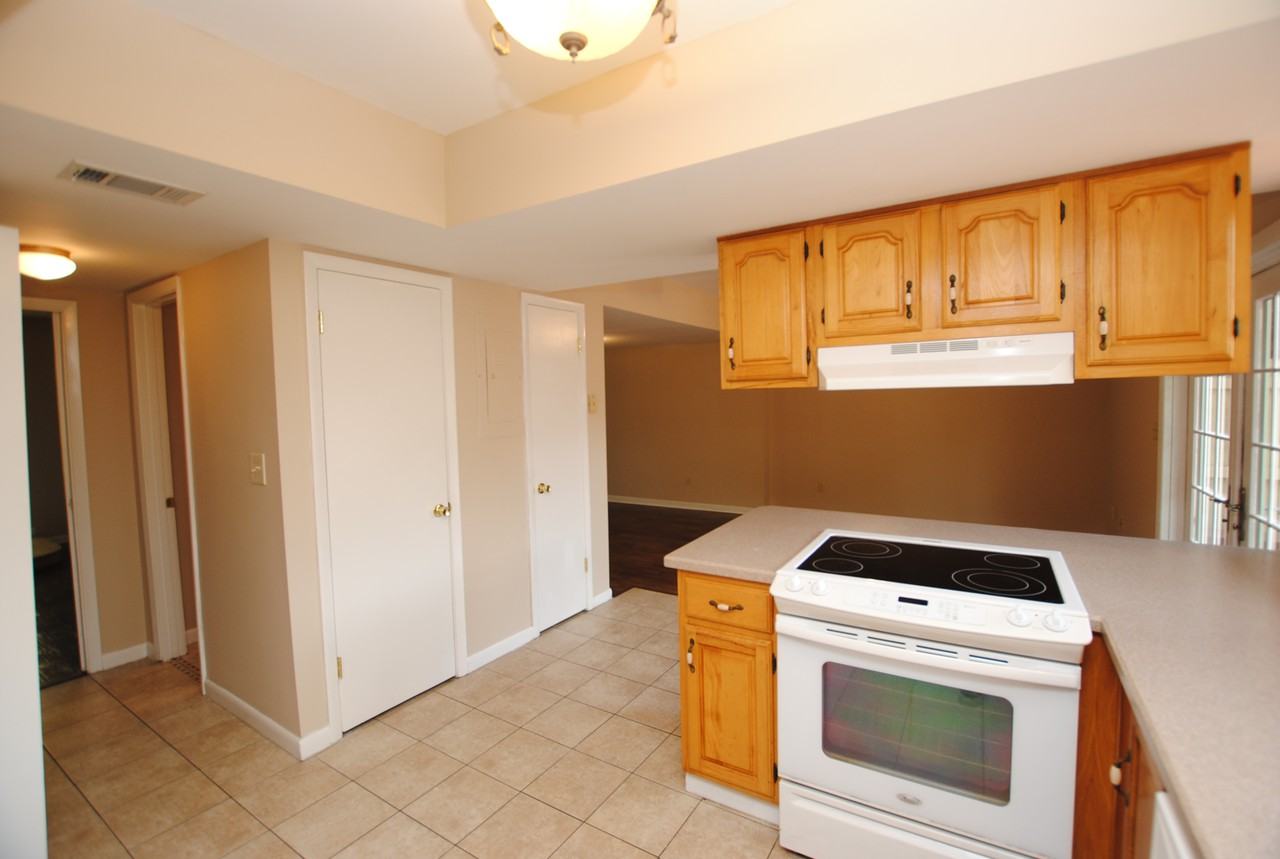 8159 Sutton Pl N - Photo 3 of 31