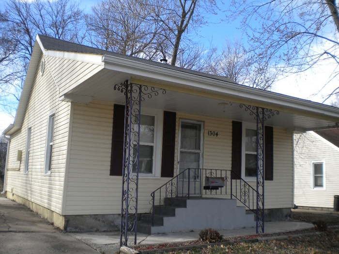 1304 S Stewart Ave - Photo 2 of 17