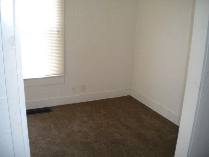 1304 S Stewart Ave - Photo 3 of 17