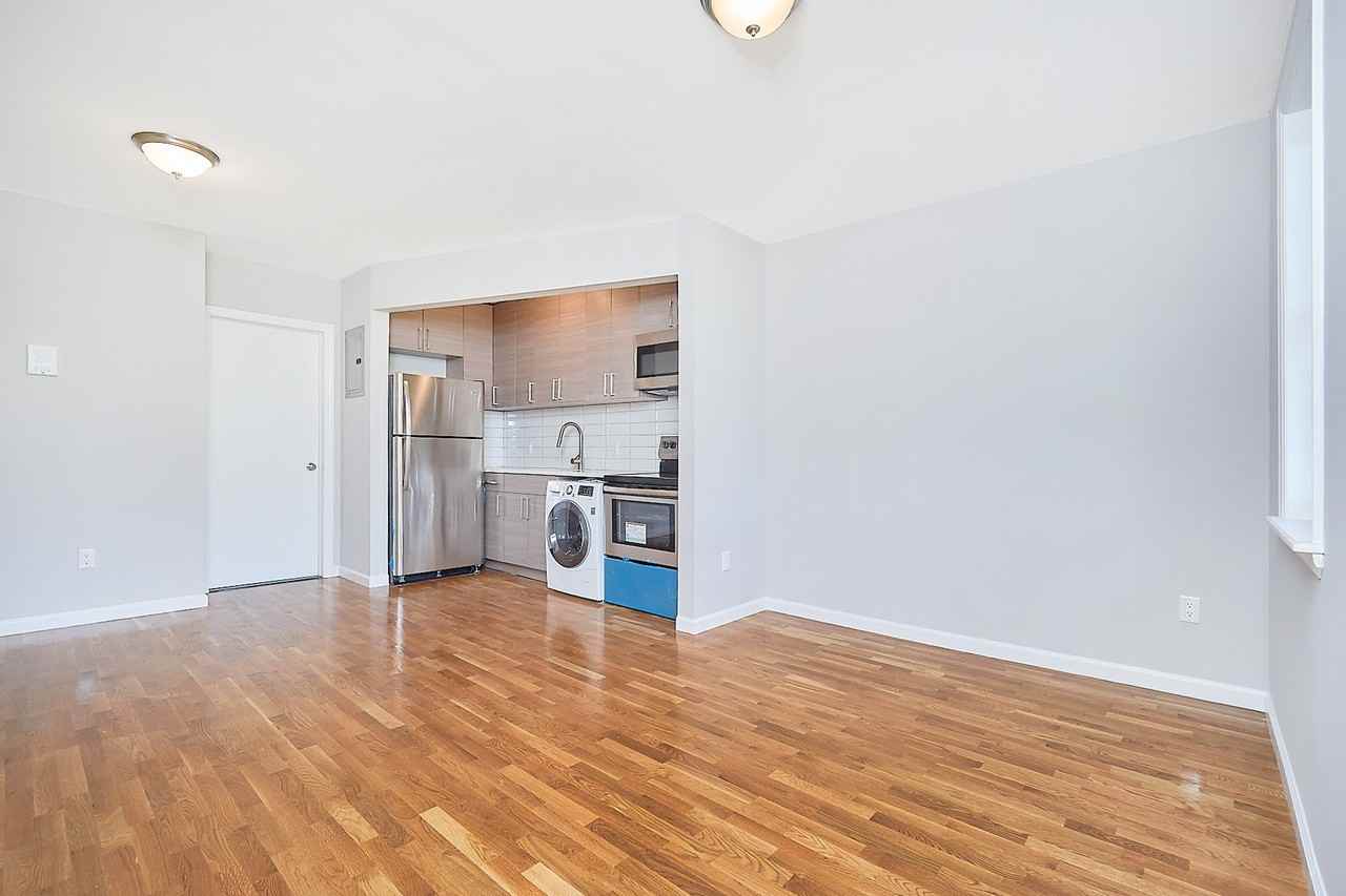 726 Courtlandt Ave #3R - Photo 2 of 9