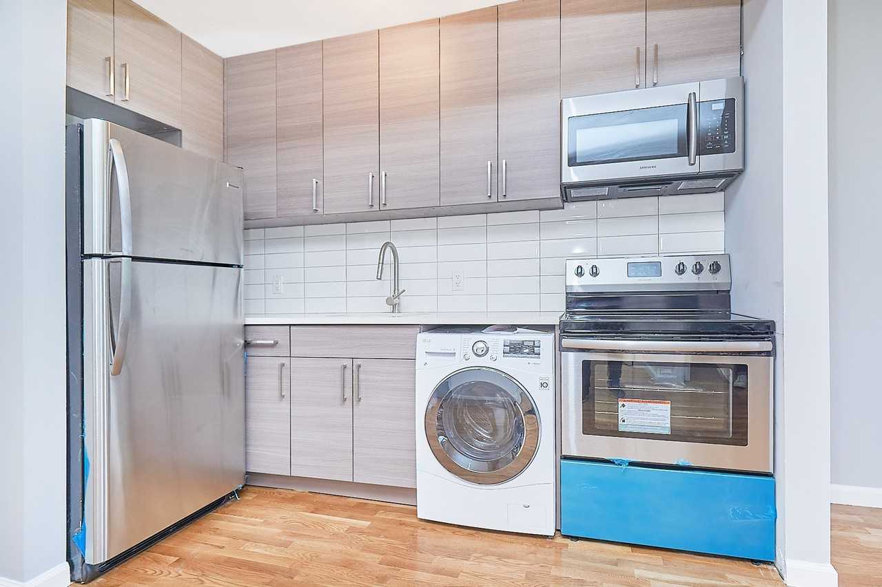 726 Courtlandt Ave #3R - Photo 3 of 9