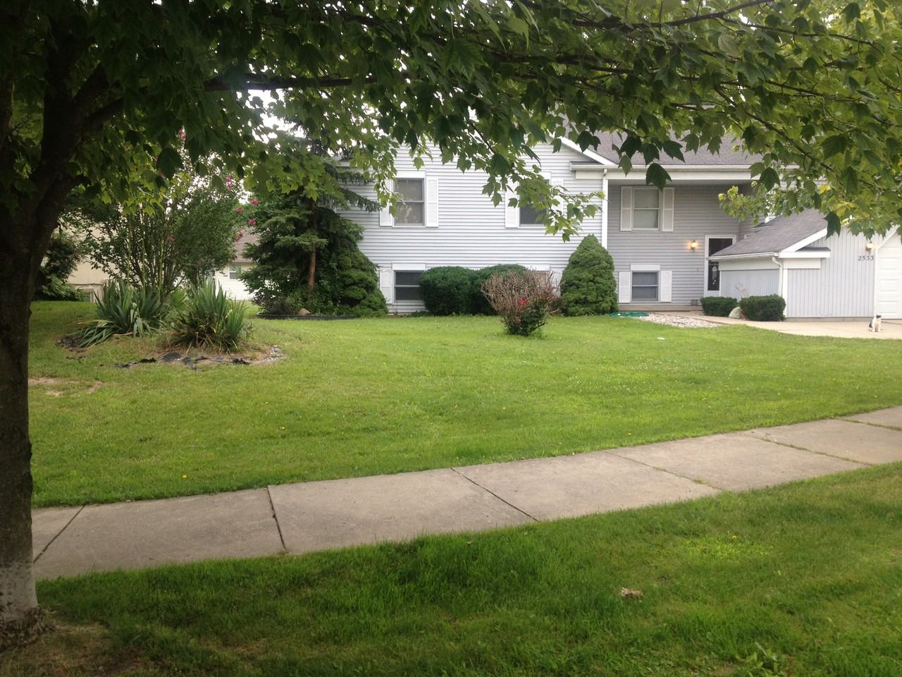 2533 East Mulford Court Southeast - Photo 3 of 16