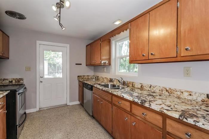 1357 Burtwood Dr - Photo 2 of 16