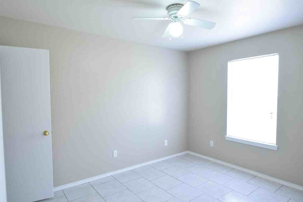 5811 Redstone Dr - Photo 7 of 10