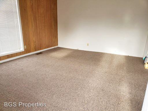 620 Vaughn Ave - Photo 3 of 8