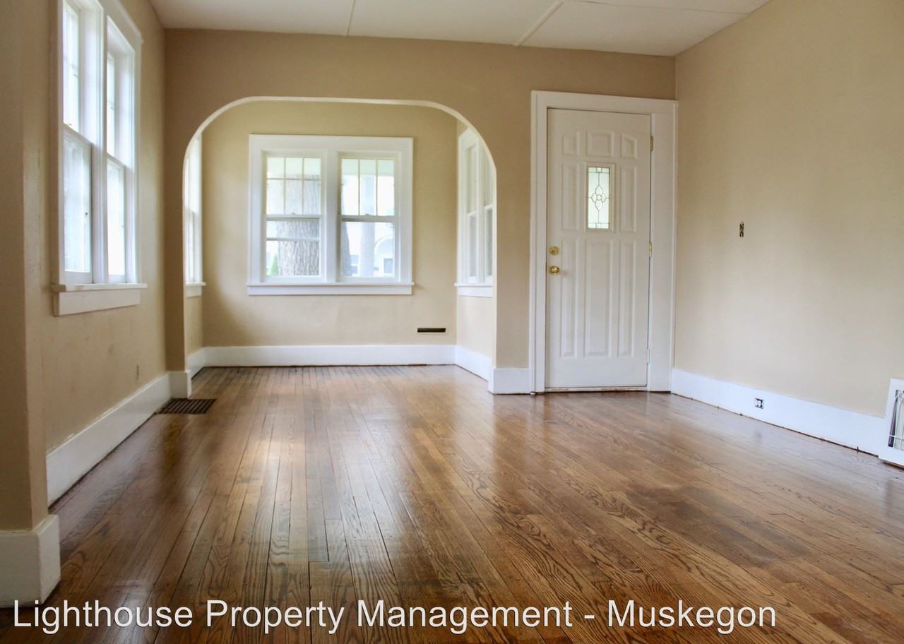 1094 Ada Ave - Photo 2 of 9