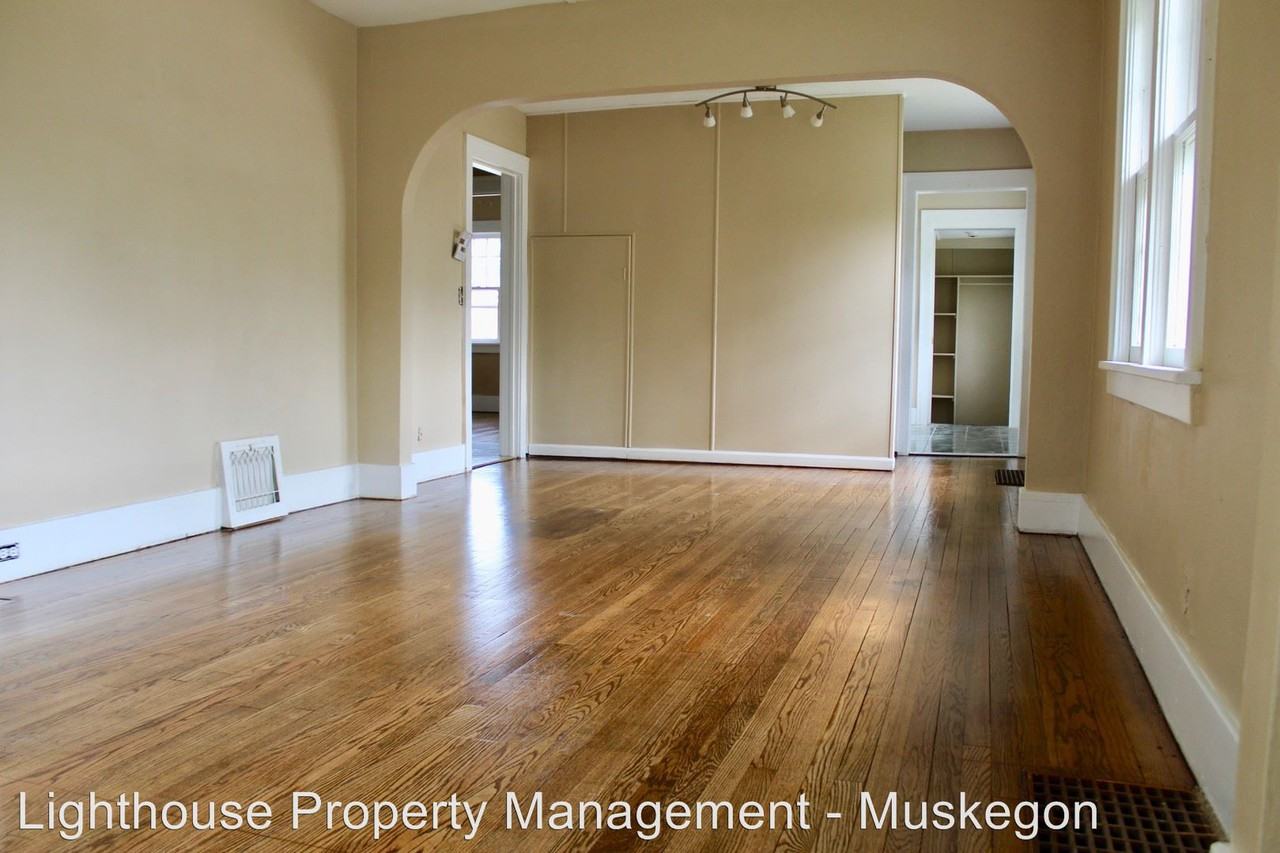 1094 Ada Ave - Photo 3 of 9