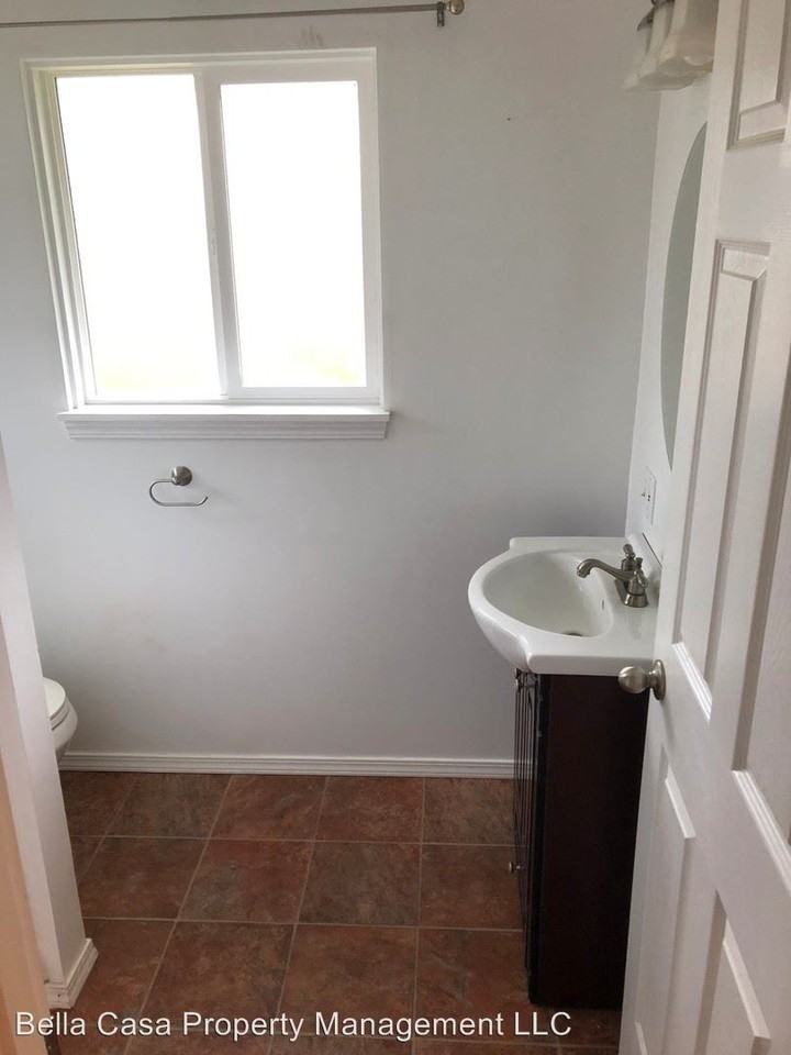 326 NW Washington St - Photo 3 of 13