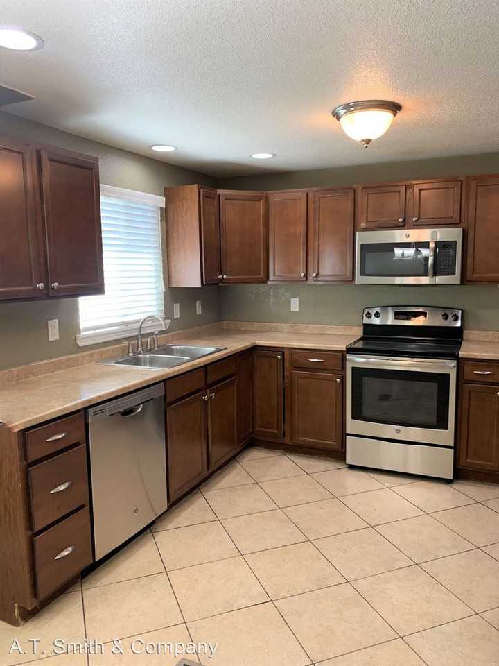 230 Meade St - Photo 3 of 30