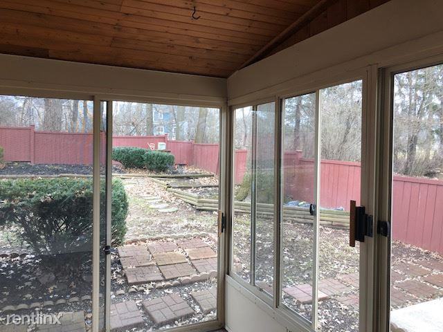 590 Uxbridge Ave - Photo 3 of 6