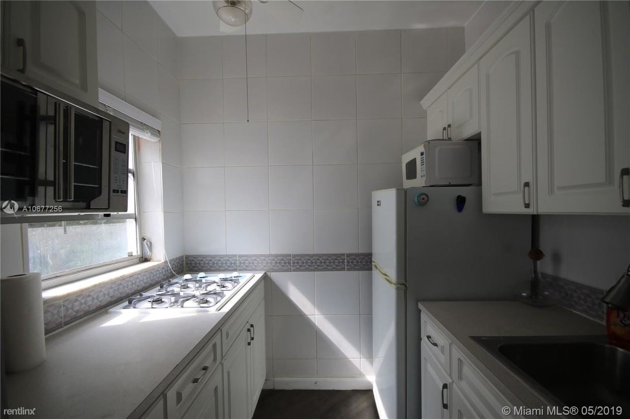 215 30thSt - Photo 3 of 13