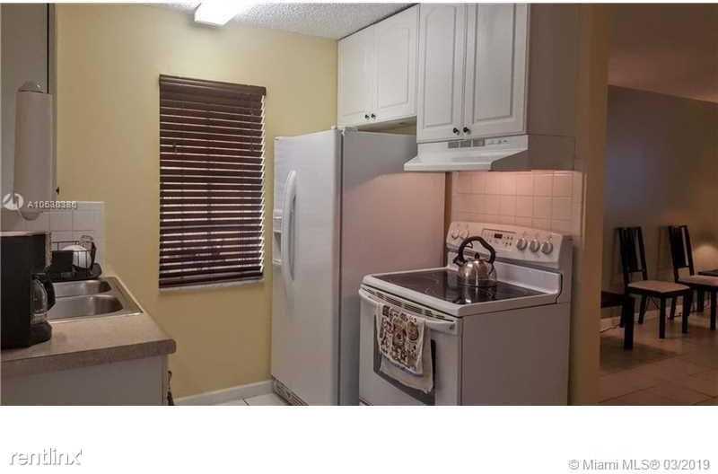 900 NE 26th St - Photo 3 of 8