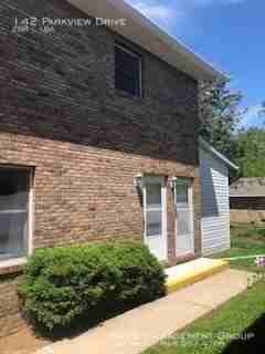142 Parkview Dr - Photo 2 of 6