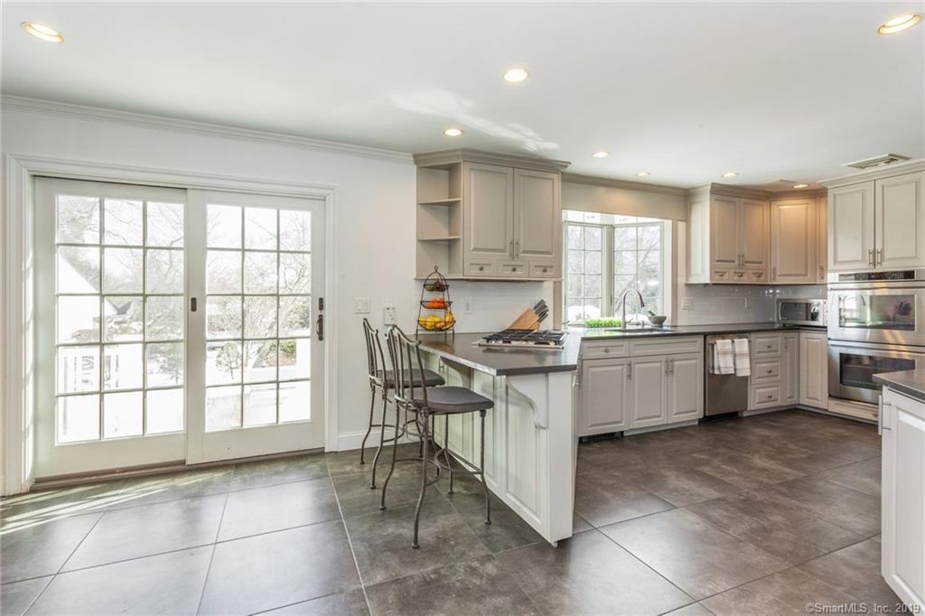 62 Comstock Hill Rd - Photo 3 of 38