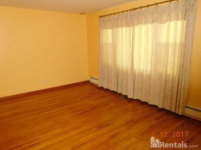 2031 Radcliffe Ave - Photo 2 of 10